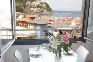 圣塞瓦斯蒂安Go Donosti Chillida的一张桌子上的花瓶,享有海景