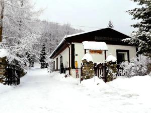 斯托尼拉斯奇Zbójnicki Ostęp的一座被雪覆盖的建筑,有栅栏