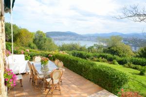 圣塞瓦斯蒂安Go Donosti Romanticismo的享有美景的庭院配有桌椅。