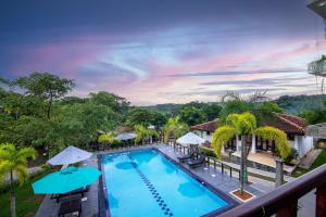 乌纳瓦图纳堡垒边缘休闲酒店的从房子的阳台上可欣赏到游泳池的景色