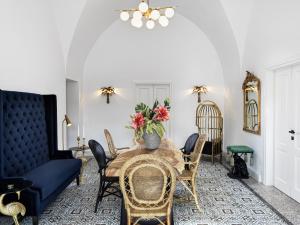 易莫洛林La Maltese Estate的一间带桌椅的用餐室