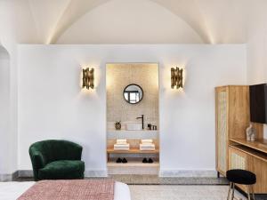 易莫洛林La Maltese Estate的一间卧室,配有带水槽和镜子的浴室