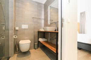鹿特丹Fletcher Hotel Rotterdam-Airport的浴室配有卫生间、盥洗盆和淋浴。