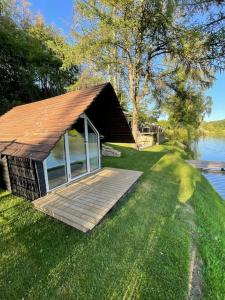 VeksøHyggelig sommerhus. med udsigt, til vand fra senge的相册照片