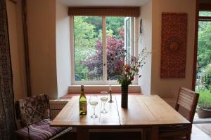 霍姆弗斯Beautiful quiet room in the heart of Holmfirth的餐桌、酒杯和窗户