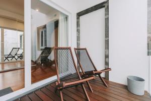 Azores Inn - Family Suites的阳台或露台