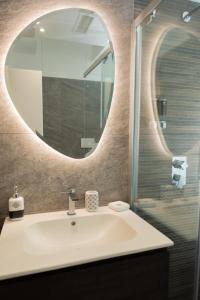 塔兰托Eutuxia的一间带水槽和镜子的浴室