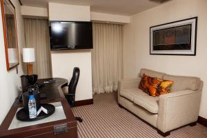 巴里纳斯Eurobuilding Express Barinas的一间客厅,客厅配有沙发和椅子,位于酒店的房间