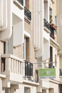 布洛涅-比扬古Hôtel Villa Sorel - Paris Boulogne的建筑一侧的标志,带有阳台