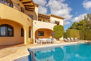 卡尔佩Villa Mandarina - Costa CarpeDiem的一座带游泳池和房子的别墅