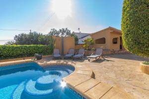 卡尔佩Villa Mandarina - Costa CarpeDiem的一个带椅子的庭院和房子的游泳池