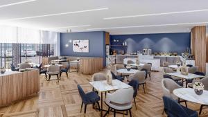阿可贺巴Staybridge Suites - Al Khobar City, an IHG Hotel的餐厅拥有蓝色的墙壁和桌椅