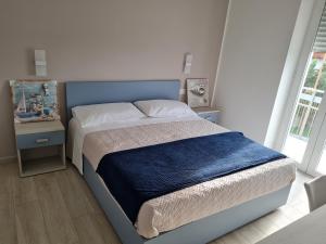福尔米亚B&B Rayl的一间卧室配有一张蓝色床头板的床