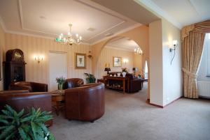 埃彭因克尔休斯酒店的客厅配有椅子和桌子。