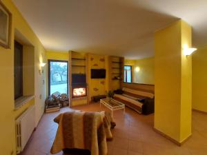 萨尔纳诺HOTEL B&B RESORT Fonte La Castellana的带沙发和壁炉的大客厅