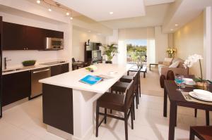 迈阿密普罗威登多拉布鲁酒店的厨房以及带桌椅的起居室。