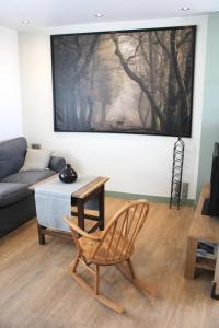 圣欧班堡Isäntä的客厅配有椅子和沙发