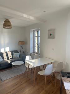 朗巴勒Lamballe plein centre, superbe appartement 1er étage的客厅配有桌子和沙发