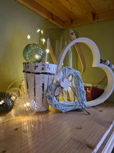 利耶帕亚Libau Baden apartamenti的一张带圣诞装饰的桌子和一个篮子