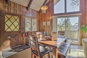 箭头湖Quaint Cabin Retreat about 4 Mi to Arrowhead Lake的一间带木桌和椅子的用餐室