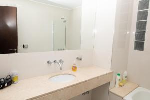 罗萨里奥BriDan的一间带水槽和镜子的浴室
