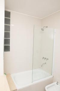 罗萨里奥BriDan的带淋浴和盥洗盆的浴室