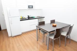 罗萨里奥BriDan的厨房配有桌椅和冰箱。
