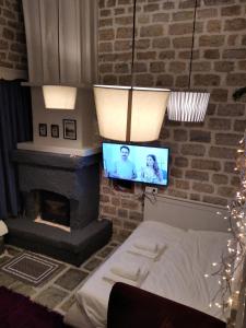 莫诺登德里Soul boutique hotel的客厅设有壁炉和电视。