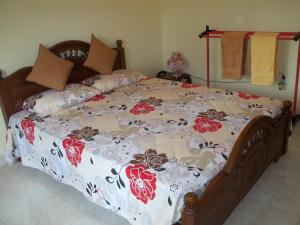 卡卢特勒Anura Home Stay的一张大床,上面有鲜花的毯子