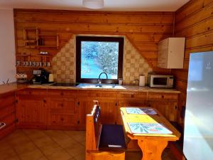 LubomierzForest House的厨房设有水槽和窗户。