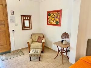 加拉蒂纳Casa di Marco的客厅配有椅子和桌子