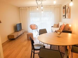 拉瓦勒Standing appartement avec vue sur la Mayenne的客厅配有桌子和沙发