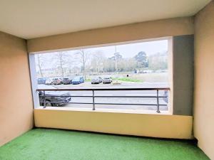 拉瓦勒Standing appartement avec vue sur la Mayenne的享有停车场景致的窗户