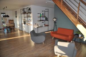 Sainte-Marie-du-Lac-Nuisement L'Atelier的客厅配有红色椅子和桌子