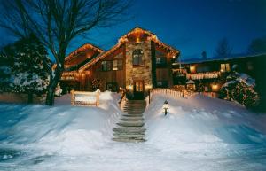 基灵顿下雪旅馆的雪覆盖着的房屋,里面装着灯