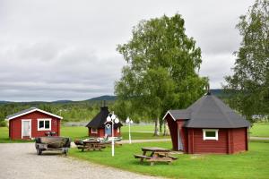 ÅseleLappland Pro Natur的一组小建筑,配有野餐桌和长凳