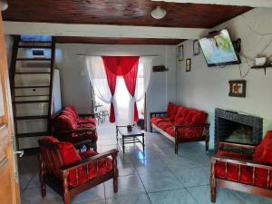 巴拉德尔楚Serena的客厅配有红色椅子和壁炉