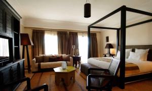 阿加迪尔布兰奇别墅摩洛哥传统庭院住宅酒店的酒店客房,配有床和沙发
