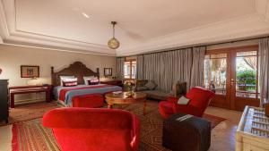 阿加迪尔布兰奇别墅摩洛哥传统庭院住宅酒店的酒店客房配有一张床、一张沙发和椅子。