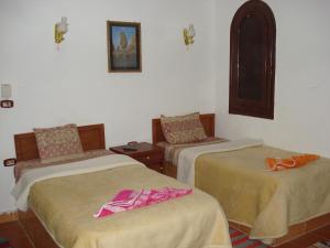 西部沙漠酒店及野生动物园客房内的一张或多张床位