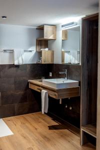 NiederbippHotel & Restaurant Bären的一间带水槽和镜子的浴室