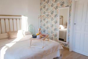 莱尔马Hotel Rural El Cedro的一间卧室配有一张带桌子和镜子的床