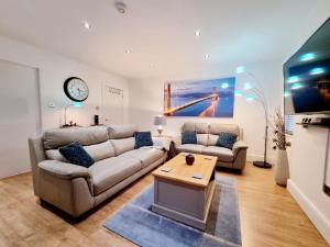 伯恩茅斯Bournemouth Luxury Apartment的客厅配有沙发和桌子