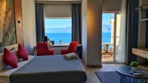 安塔利亚Letstay Panorama Suites的酒店客房设有一张床,享有海景。