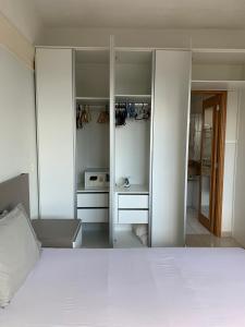 马瑙斯Tropical Executive Hotel的卧室配有一张白色大床和镜子