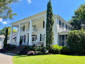 塔斯卡卢萨Bama Bed and Breakfast - Sweet Home Alabama Suite的院子里有树的白色房子