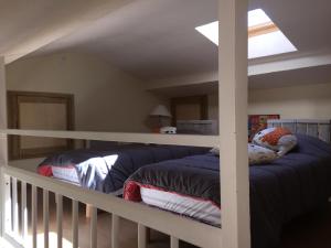 里耶Le Cocovert du Verdon的一间卧室配有双层床