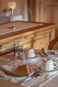 莱维科特尔梅艾拉里亚泽德因姆特乐住宿加早餐酒店的一张桌子上放着白板和银器