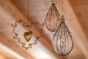 莱维科特尔梅艾拉里亚泽德因姆特乐住宿加早餐酒店的天花板上挂着两个心形吊灯