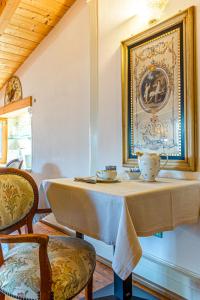 莱维科特尔梅艾拉里亚泽德因姆特乐住宿加早餐酒店的用餐室配有茶壶和桌子